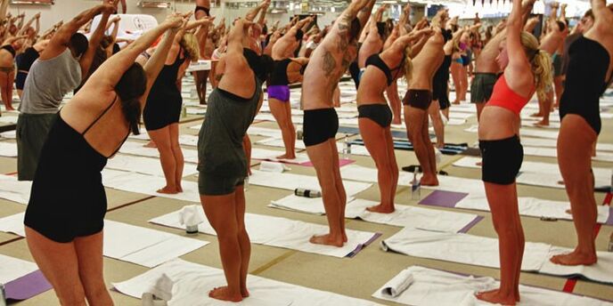 Bikram yoga pikeun leungitna beurat