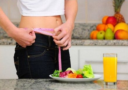 Budak awéwé kaleungitan beurat dina diet ngukur ukuran cangkéngna